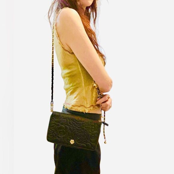 Chanel leather camellia clutch with golden camellia - Picture 1 of 15